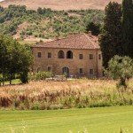 agriturismo-toscana-pisa (1) Una casa in mezzo a un campo alberato.