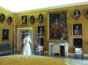 Una stanza con quadri e un manichino, ideale per scoprire cosa vedere a Pisa.
