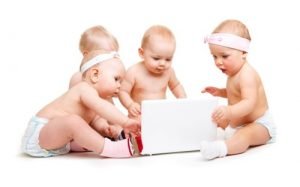 Un gruppo di bambini che giocano con un computer portatile su uno sfondo bianco.