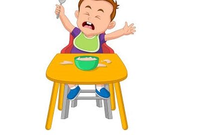 Illustrazione di un bambino seduto su un seggiolone, che tiene in mano un cucchiaio e piange con una ciotola di cibo sul tavolo.