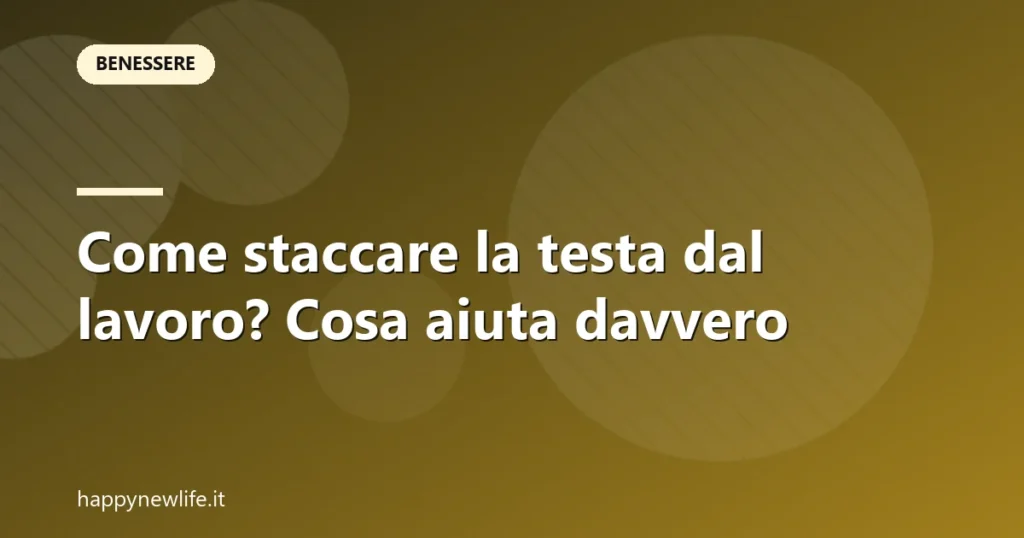 Persona che chiude il portatile a fine giornata e si prepara a uscire a camminare
